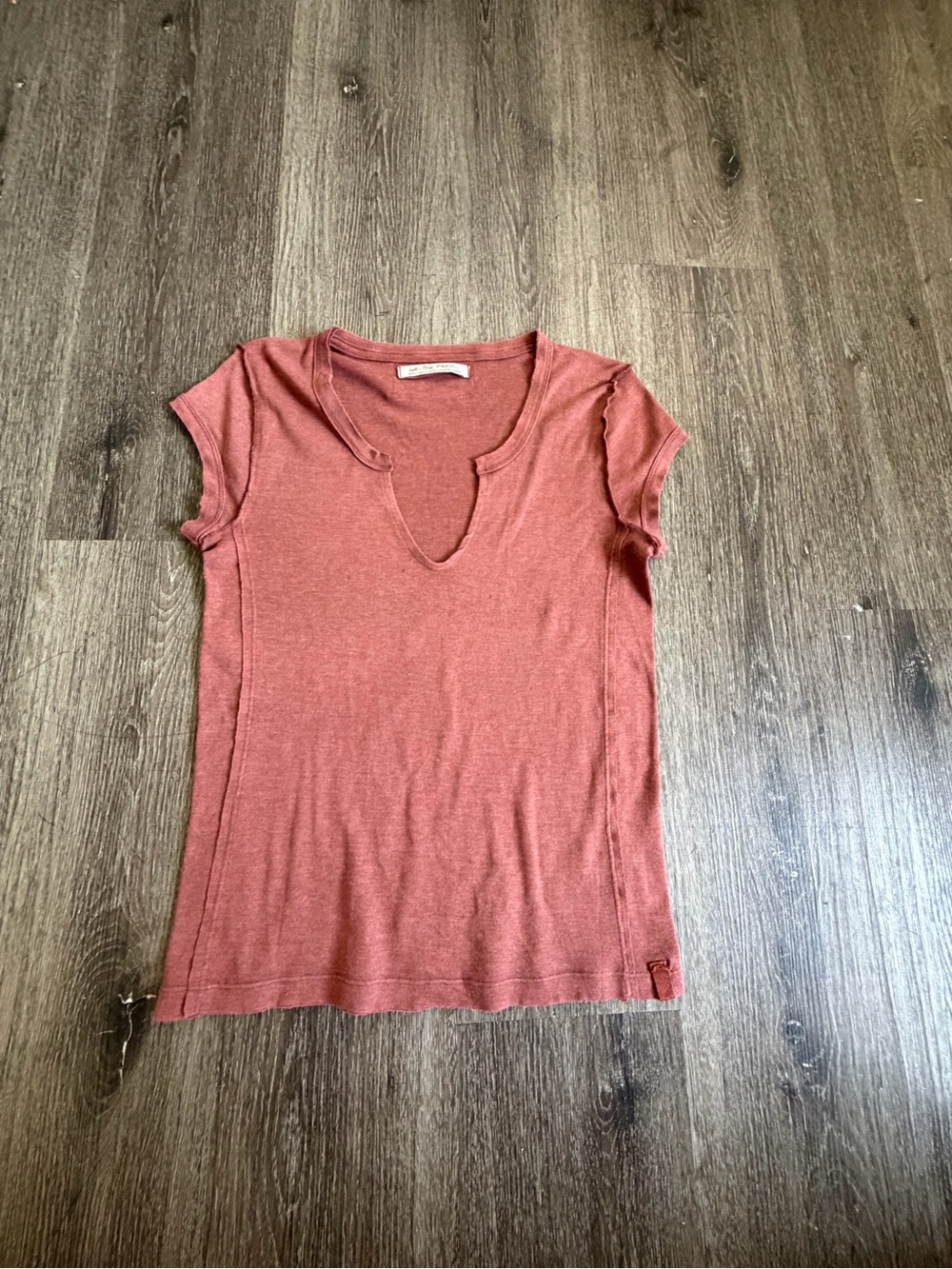 Women's Notch Neck Short Sleeve Tee in Rust